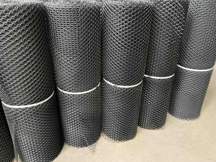 Сітка пластикова вольєрна чорна 20х20мм/2,20мм 2,00м/30,00м 4