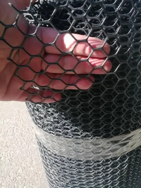 Сітка пластикова чорна 20х20мм/2,20мм 1,50м/20,00м 2